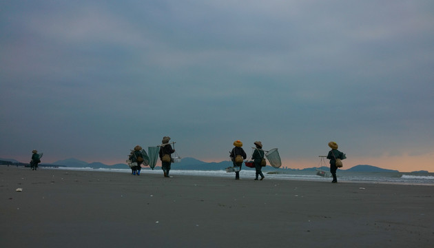 海边劳作 出海打渔 渔民出海