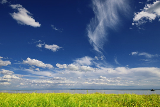 蓝天白云下的达里湖美景
