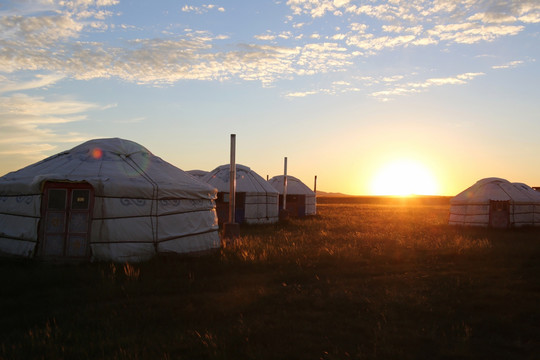 蒙古包与夕阳