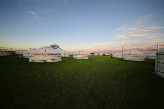 绿草原上的蒙古包大营