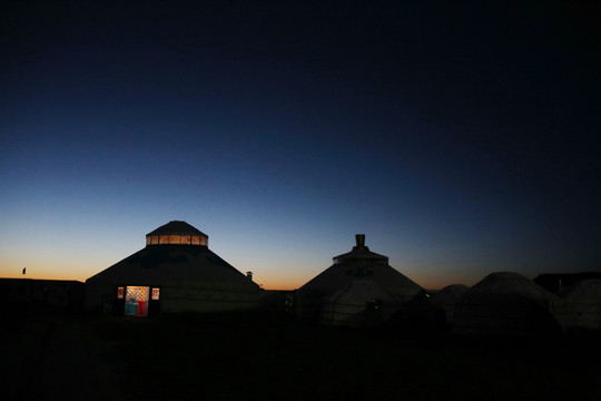 暮色中的蒙古包大营剪影