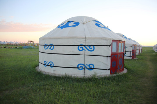 清晨草原上的蒙古包