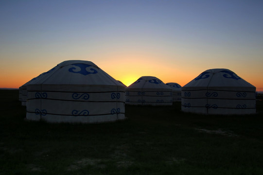 曙光下的蒙古包大营