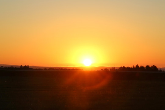 草原红太阳日出美景