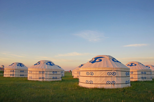 黎明下的蒙古包大营