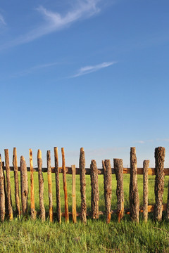 草原背景的木栅栏