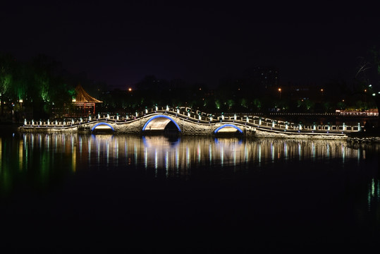 大明湖夜景