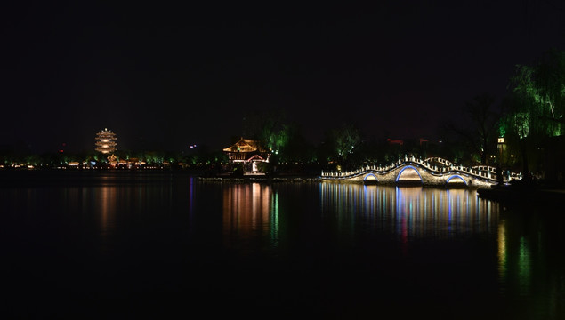 大明湖夜景