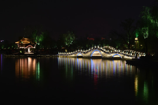 大明湖夜景