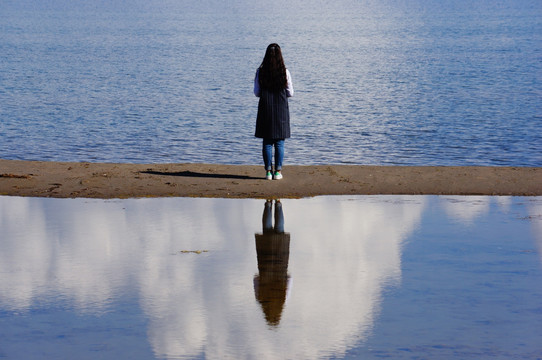 青海湖沙岛倒影