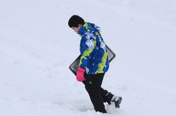 男孩玩雪