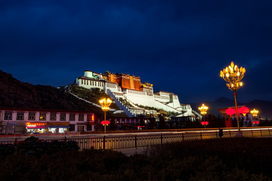 布达拉宫夜景