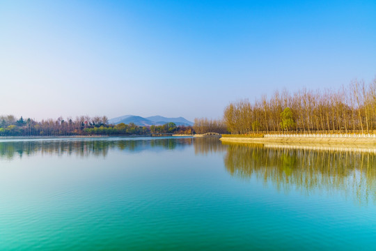 湖景碧水藍天
