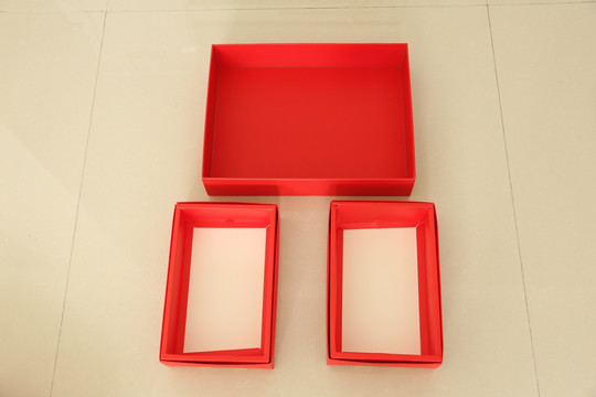 红色包装盒