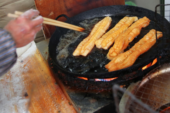 炸油条