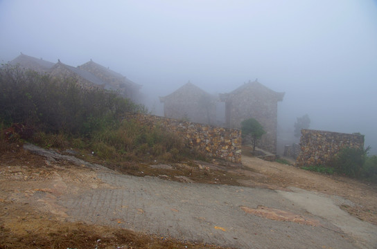 雾中的石屋