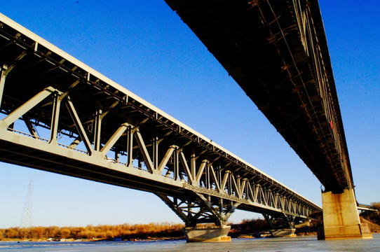 江面铁路桥