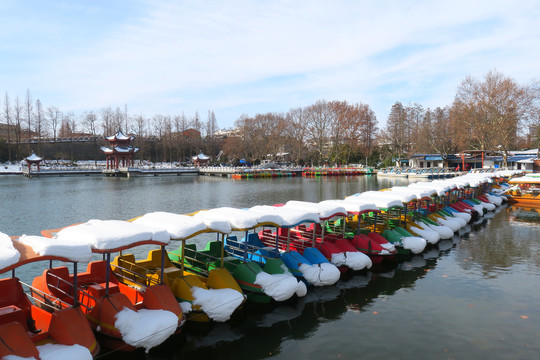 襄阳公园雪后初霁游船小景