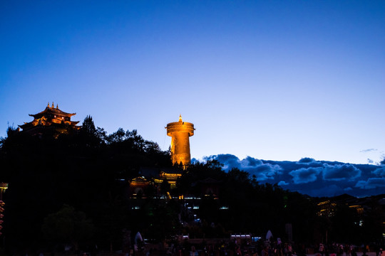 香格里拉转经筒夜景