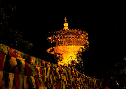 香格里拉转经筒夜景