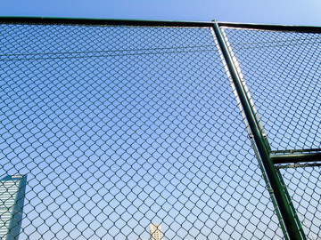 绿色铁丝网护栏高清摄影图