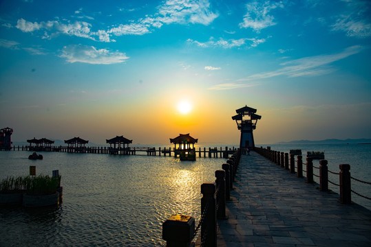 夕阳映红太湖湖面