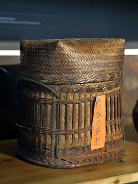竹篓包装的六堡茶