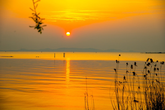 夕阳映红太湖