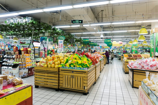 超市内景水果蔬菜区