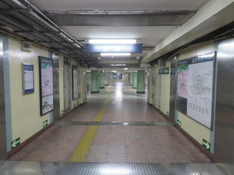 地铁站通道