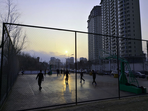 夕阳下室外篮球场