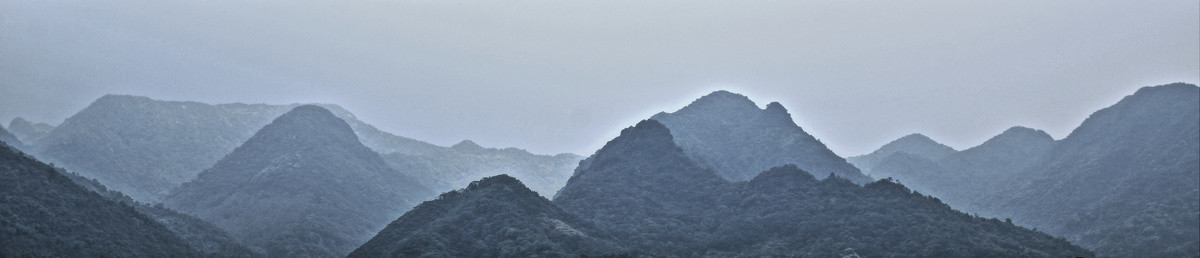 山峰 连绵起伏 群山