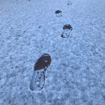 雪地脚印