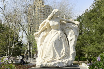 女神和平鸽雕塑