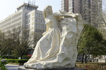 女神和平鸽雕塑