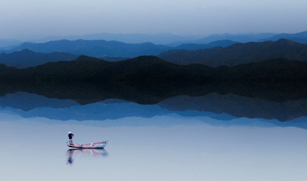 渔船远山