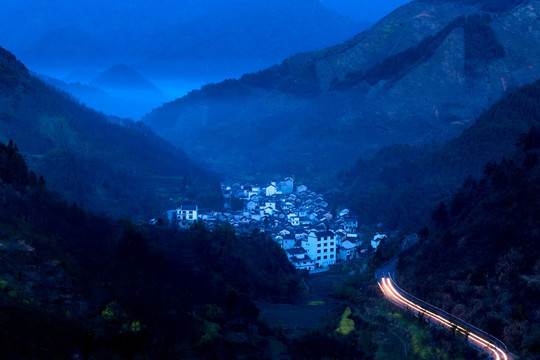 皖南山村油菜花开