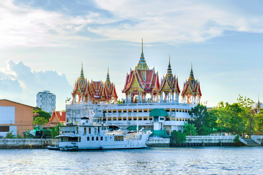 泰国曼谷湄南河沿岸佛教建筑