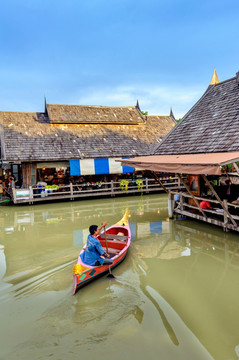 泰国芭堤雅四方水上市场划船