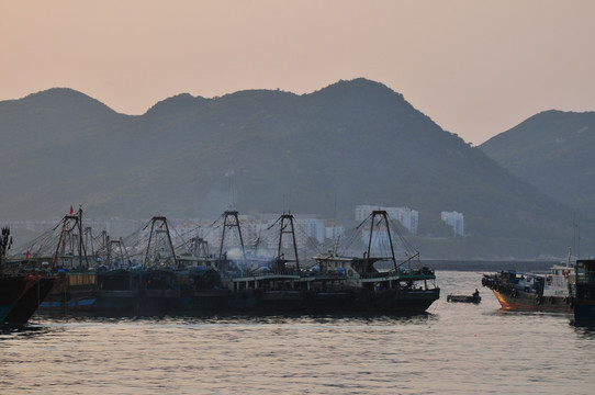 海上渔港 海湾 渔船 渔业捕捞