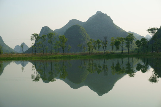 山峰倒影