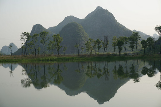 山峰倒影