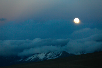 雪山云雾中的月亮