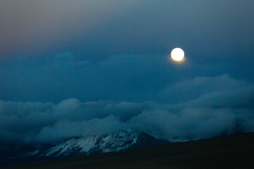 雪山云雾中的月亮