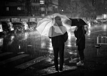 黑白雨夜行人透明伞