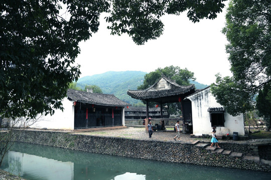 绿水青山老宅院