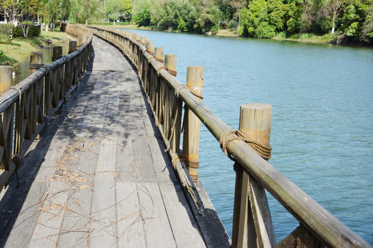 水上步道