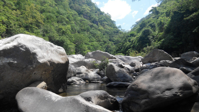 山涧水流