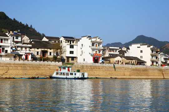 新安江邊山村