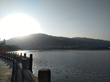 夕阳下的汉丰湖